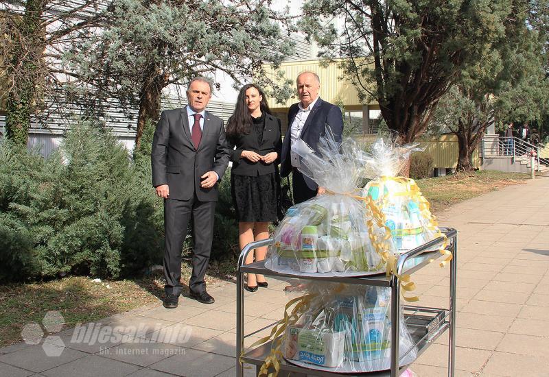 Paketići za porodilje uručeni u SKB Mostar - Rotary klub Mostar darivao dvanaest mostarskih porodilja 
